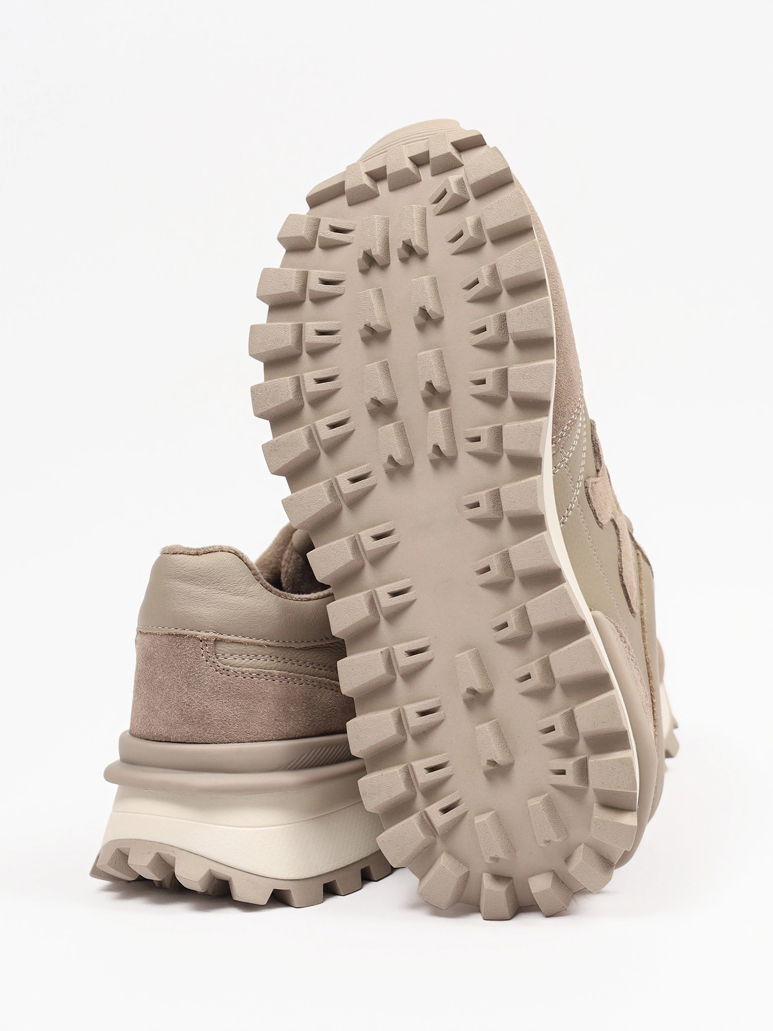 Кроссовки комбинированные серого цвета на рельефной подошве